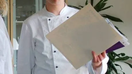 Christoffer Adolfsson, tredjeårselev på Restaurangskolan i Vimmerby är med  i arbetslaget och lagar Nobelmiddag.