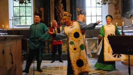 Gruppen Russkaja Pesnja från Kaliningrad bjöd upp till både sång och dans under torsdagskvällen i S:ta Gertruds kyrka. Foto: Lotta Lithner