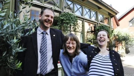 En glad opposition i nära samarbete om framförallt kollektivtrafik och barnomsorg. Tomas Kronståhl, Mariann Gustavsson och Anna Bodjo lovar också att satsa på fler självstyrande enheter, varför inte inom skolan?
Foto: Jennie Lorentsson