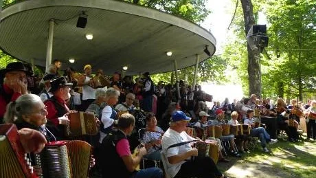 Spelmännen bjöd upp till folkfest på sin stämma i Bruksparken i Ankarsrum med traditionellt allspel på scenen.