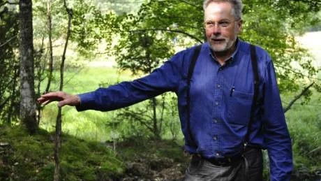 Donald Öfverberg visar bäcken man dammade upp i slutet av 1600-talet för att få vatten till gjuteriet som låg en bit därifrån.