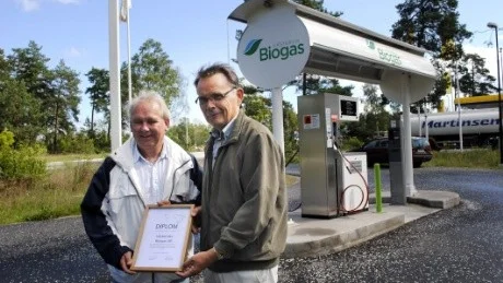 Bruno Nilsson, vd för Västerviks Biogas AB fick på tisdagen ta emot ett diplom av Conny Tyrberg, ordförande i Centerpartiet i Västerviks kommun.
Foto: Ulrik Alvarsson