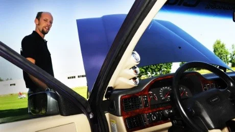 Joakim Borum har som förra året med sin Volvo 850. Under året har den bland annat fått nya fälgar. "Jag har lagt en årslön på den här bilen", säger han. Foto: Karin Hertz