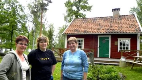 I sommar fortsätter söndagskaféer vid Frisksportarstugan på Ärtholmen vid Hagsjön i Totebo. Medlemmarna i Totebo-Yxered samhällsförening Gun Johansson, till vänster, Tina Engström och Birgit Koinberg driver kaféet med hjälp av ordförande Linda Hansson och cafévärdinnor.