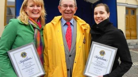 Lions vicepresident Ulf Wiberg har delat ut stipendium för år 2009 . Frida Svensson som erhöll stipendium för kulturell gärning är på dansskola i USA, varför mamma Annika Jörbrink Svensson tog emot priset. Till höger Malin Stenborg som fått pris för idrottslig bragd.