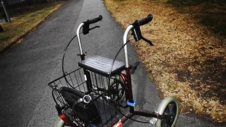 På kort tid har två äldre damer blivit bestulna på sina handväskor när de gått med rollatorer. Senast på torsdagen blev en 85-årig dam av med 4 000 kronor på Lindögatan. Två ungdomar misstänks ha samarbetat.Foto: Ellen Kindstrand