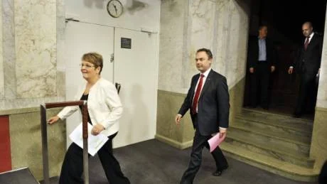 Alliansens partiledare på väg till presskonferensen där energiöverenskommelsen offentliggjordes.                 Foto: Scanpix