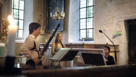 Barocktoner passar i Sankta Gertruds kyrka. Igår kväll kom stockholmstrion Les Papillions på besök dit för en trivsam "Musik i sommarkväll".  Från vänster Ivan Jurkovic med sin barockfagott. I mitten Linda Foster, blockflöjtist. Och till höger Kyoko Nakazawa som spelar barockoboe, den mest sällsynta klangen av de tre instrumenten.Foto Lisa Olaison