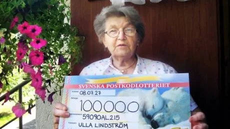 Ulla Lindström i Ankarsrum är lycklig vinnare i postkodlotteriet dubbelt upp, både pengar och en bil.