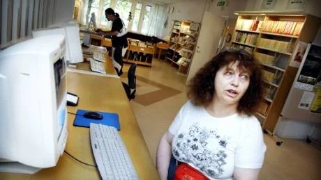 Marie Franzén i Gamleby behöver använda bibliotekets dator när hon söker jobb. Nu är hon orolig för vad som ska hända när biblioteket stänger för flytt. Foto: Lisa Olaison