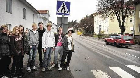 Högstadieelever vid Josuaskolan i Gamleby som tagit fram en rad förslag för att få trafikanterna att efterleva hastighetsbegränsningen förbi skolan på Storgatan. En vägbula är det allra vanligaste förslaget. 
Foto: Hans Brandin