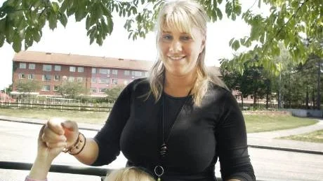 - Tyvärr behövs nog en utökad kontroll för att minska fusket med föräldrapenningen. Det tror föräldern Victoria Käll. Här med dottern Ida.   Foto: Lisa Olaison