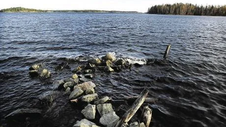 Endast några pålar och stenar minner om Västerviks reservhamn på Hornslandet.