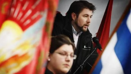 Dan Nilsson berättade om socialdemokratiska jobbsatsningar i sitt första maj-tal i stadsparken där socialdemokraterna och LO ordnade en familejdag.Foto: Ellen Kindstrand