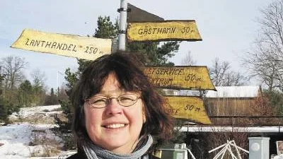 Sonja Hedman-Folke, ordförande i Blankaholm-Solstadström Samhällsförening, hoppas att på samhällets informationstavla få upp ytterligare en skylt för det planerade äldreboendet i "Bo vid Blanka Vatten" i Blankaholm.