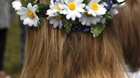 Blomsterkransen bär på mycket magi! Genom att binda upp lite naturkraft från årets längsta dag kan du hålla dig frisk och kry hela vintern.Foto: Hasse Holmberg/Scanpix