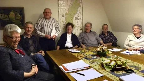 Bengt-Åke Nyström har startat studiecirkel för pensionärer och blivande pensionärer hos ABF. Deltagarna som sitter kring ett bord och lyssnar uppmärksamt är May Johansson, till vänster, Lars-Åke Axelsson, Ingegerd Tulemo, Ulf Rosander, Björn Lindgren och Susanne Elmehed.