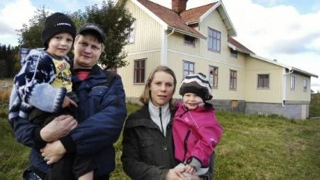 Christer Nysten och Jessica Gustafsson med barnen Melwin och Lova framför huset som de renoverat från grunden.