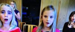 Barn laddar för musikal i Sankt Petri