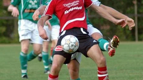 Tjusts Martin Krüger har tagit sig förbi Hultsfredsspelarna i matchen på Tjustvallen i går kväll.Foto: Ingemar Petersson