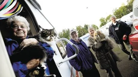 Gunnel Edlund med katten Ossie i famnen delar husvagn med Boris Åsberg. Här samspråkar de med Birgitta och Per Mohlin. I Bigittas famn sitter hunden Tjalle.Foto: Lisa Olaison