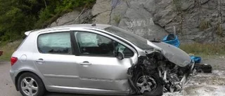 Körde in i bergvägg på E22