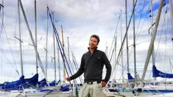 Noel Berkelius från Västervik bor numera i Stockholm. Men när han vann Gotland Runt tidigare i juli tävlade han för Västerviksklubben Wikingarna. Berkelius är till vardags produktionschef på ett segelmakeri.