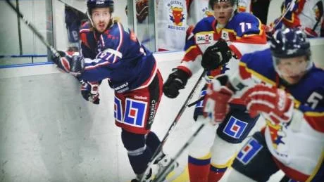VIK:s lagkapten Emil Georgsson i aktion under söndagens match mot Mariestad som slutade 1-5.Foto: Ellen Kindstrand