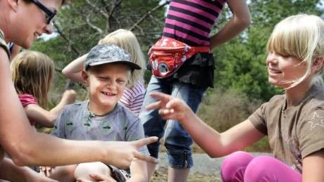 Isak Eklöv följer en duell i sten, sax och påse mellan Linn Öhlund och en av de åtta scoutledarna.
Foto: Lisa Olaison