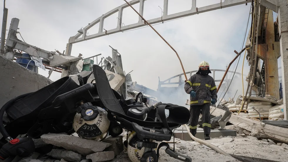 Brandmän i Charkiv efter en attack i fredags.