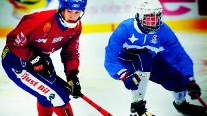 Nyförvärv. En av Tjusts nya spelare, Eric Karlsson från Vetlanda BK, i kamp med en av spelarna i Åtvidabergs BK.Foto: Ellen Kindstrand
