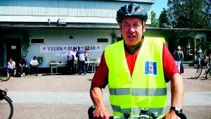 208 - lyckonummer. Sven-Bertil Folkesson i Hultsfred blev lycklig vinnare på sitt sjunde år i cykelloppet. - Jag cyklar 300 mil om året, så det var bra att få en sprillans ny cykel. Det är ett trevligt arrangemang som Totebo bjuder på.