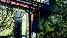 Växer igen. Vid själva Johannesdalsplan fanns en affärslänga med en fiskaffär, ett charkuteri och en mjölkbutik. Allt slogs samman till en livsmedelsaffär. I dagsläget håller platsen på att växa igen.
