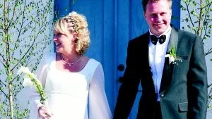 En av få bilder på brud och brudgum. Efter att Maria och Jonas blivit av med sina bröllopsbilder har de fått skrapa ihop bilder som gästerna tagit. Foto: Elisabeth Jönsson