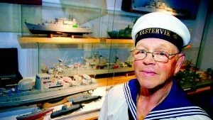 Flottans man. Lennart Necko Nilsson har ägnat åratal av omsorgsfullt slit och knåpande på sina båtmodeller. Detaljarbetet imponerade på besökarna när Västerviks Museum invigde sin utställning om flottan.Foto: Anders Steiner