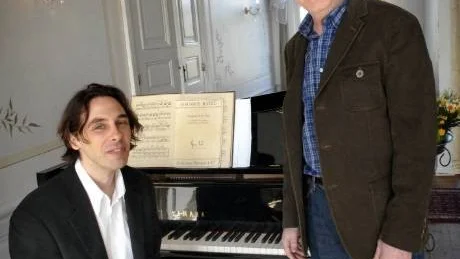 Huvudaktörerna på söndagens gemytliga och omväxlande Vårkonsert på Gränsö slott var pianisten David Westerholm och konstnären Jan Wiberg.Foto: Anders Steiner