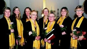 Ta ton. Här är Kören Ta Ton som gav konsert på lördagskvällen i Gamleby kyrka. Från vänster Maud Axelsson, Johanna Nilsson, Birgitta Svensson, dirigenten Marie Dimpker, Pia A. Karlsson, Elisabeth Larsson, Katarina Engström och Barbro Lokrantz. En röst saknades på lördagskvällen, det var Lena Lindberg.
