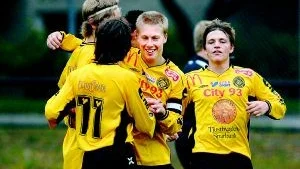 Mål! Magnus Eriksson har gjort mål för VFF och gratuleras av Jimmy Svensson, Jesper Wennerberg och Robin Lundahl.Foto: Elin Lundholm.