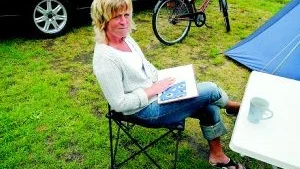 Bok istället för bad. Camparen Liselott Lindqvist från Tranås hoppas på solsken de närmaste dagarna. Foto: Anders steiner
