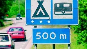 Olika priser. För en familj med två vuxna och sex barn kostar det 160 kronor per natt att campa på Gudingens camping. Men om det istället bor fyra kompisar i husvagnen blir priset det dubbla. Diskriminerande tycker Göran Löfsved vars son fick betala dubbelt för sitt midsommarboende. Foto: Leif Blom/Scanpix