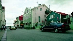 Färgsättningen. Kommunen vill fortfarande att fönstren på Brunnsgatan målas om och att huset totalt blir färdigrenoverat. Dessutom krävs att gårdshuset målas om i den kulör som det en gång givits bygglov till.Foto: ROGER J KARLZON