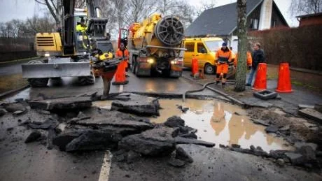 Pådrag. Det krävdes många människor och maskiner för att åtgärda den vattenläcka som uppstod på Albert Tengers väg sedan en ledning till ett hus brustit. Foto: Anders Steiner