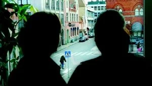 Allt löser sig? Sofia och Sandra måste söka jobb i hela landet trots att de har familj. - När jag blev anvisad ett jobb i norra Sverige som jag skulle börja på några dagar senare frågade jag handläggaren rent ut: "Är du helt blåst?", säger Sofia.