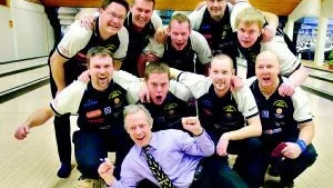 Rekordjubel. Stor Domino-glädje efter det nya hallrekordet. Längst bak från vänster Roger Linder, Curt Bontell, Mikael Liljeqvist, Patrik Svensson, Andreas Andersson. Främre raden från vänster Jonny Sandberg, Kalle Berggren, Rickard Gustavsson och Ivan Ljungholm. Längst fram coachen Roger Svensson.                                                                                                                                                                                                          Foto: ANDERS STEINER