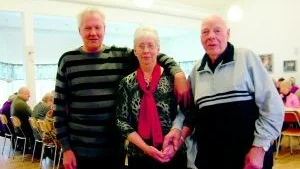 Avgående kökspersonal. Egon Gustavsson, till vänster, och hustru Inga avgick på årsmötet efter fyra år som kökspersonal samt på sina andra uppdrag i styrelsen.  Folke Andersson som har haft posten som kökspersonal i 20 år tycker det räcker nu. Foto: MARGARETA LJUNGBLAD