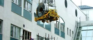 Magnetkamera på 5,5 ton togs in via sjukhusväggen