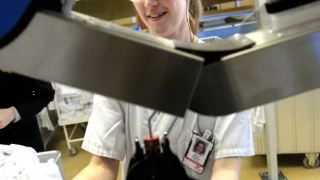 - Jag funderar inte så mycket över flytten. Jag tar dagen som den kommer, säger Maria Nilsson som arbetar i "tunneln" på landstingets tvätteri i Västervik.  Foto: Anders Steiner