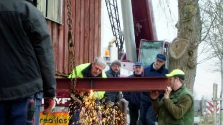 För långa balkar fick skäras av för att klara framfarten mellan alléträden och postlådorna.