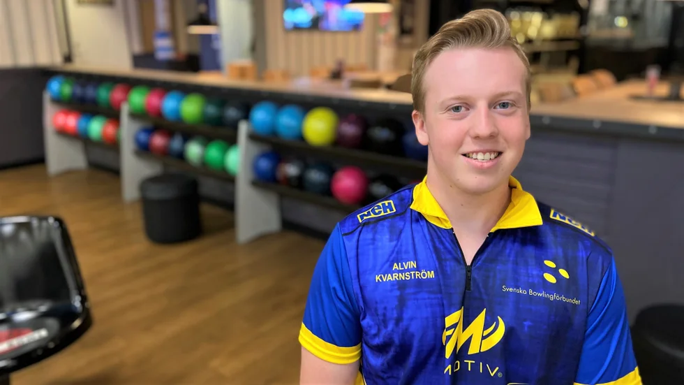 Alvin Kvarnström gör landslagsdebut när han ska spela för Sverige i junior-EM. På läktaren i Frankrike får han stöd av sin familj. 