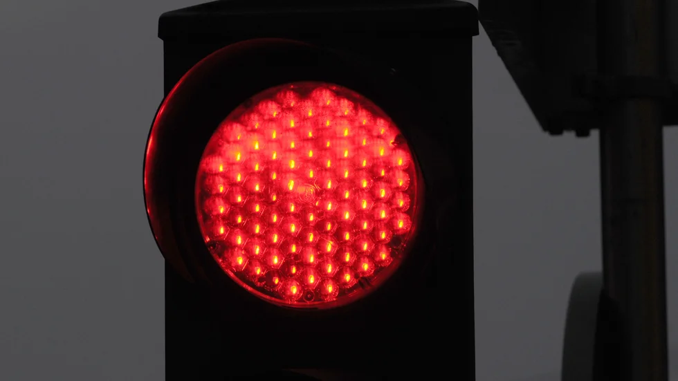 Rödljus. Är det verkligen praktiskt med trafikljusen som tänds bara när bussen kommer, undrar insändarskribenten. 